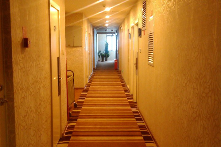 我是做商务酒店前台经理的下月的工作计划及如