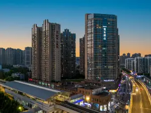 MayAnn Man'an Hotel (Wuhan Gutian Fourth Road Light Rail Station)