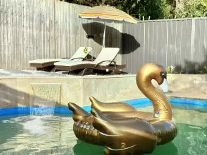 Golden Swan Pool, Spa and Smart House