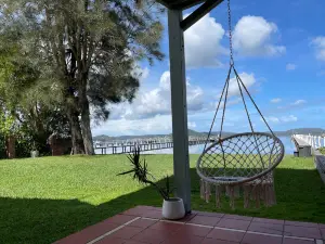 Waterfront 6-bedroom house with Previte Jetty