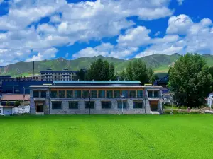Chamtsee House