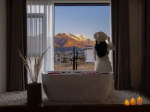 Accompanied by hidden snow and mountain views, a beautiful overnight stay