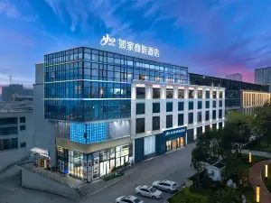 Homeinn Selected Hotel (Zhaotong Zhenxiong Yilian International Trade City)