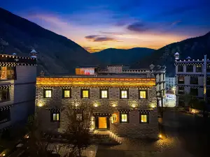 Daocheng Yading Shangri-La Town Four Seasons Lotus Inn