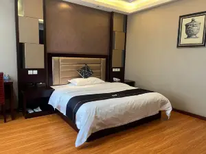 Huating Qianhe Hotel