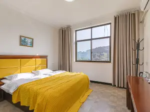 the Garden. Empress 6118 Home Stay Hotel