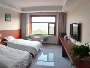 Fengqiu Yunyi Station Hotel