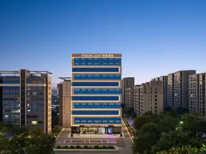 Wuhu Fantawild Government Center Light Residence Hotel