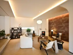 Shiwai Qilan Homestay (Kangding Love Song Square Liuliu City)