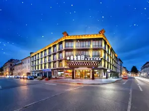 Gongjin Lianri Ecological Cave Hotel (Daocheng Yading Branch)