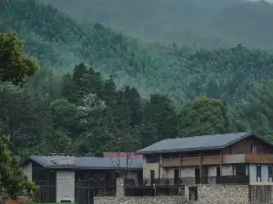 The village head Fang Ruogu mountain house