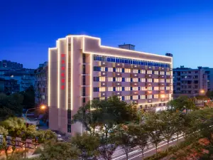 Four Seasons Yijing Hotel (Jinhua High-speed Railway Station Yintai City Branch)