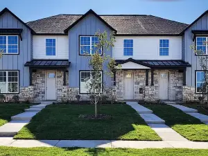Loop, New Luxurious Large 3BR, Sleeps 9 + Parking