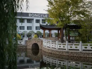 Rongyue Xianju  16 Rooms On the Weir