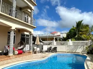 Cozy Flat with pool & 10 mins walk to beach
