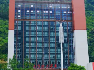 Baoxing Jiajinshan Hotel