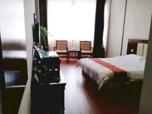 Qingfeng Hotel (Chengguan Town Branch)