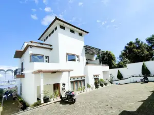 Villa Madasaeda by GroRental