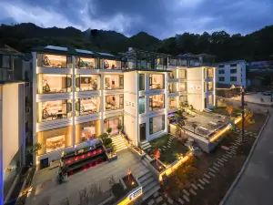 Huayuan Homestay (Laojun Mountain Zhongling Cableway Shop)