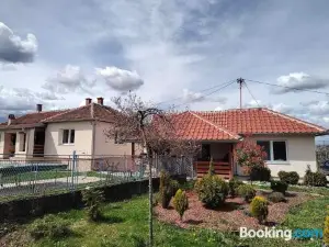 Kuća u Selu sa Bilijar Salom za Aktivan Odmor