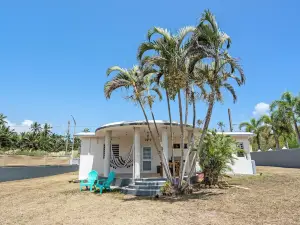 Walk to Cerro Gordo Beach, 3b House with Yard 3 Bedroom Home by Redawning