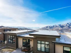 Hideout Haven: Luxe Retreat w/ Lake View & Hot Tub