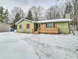 Houghton Lake Cottage Escape w/ Patio!