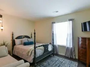 Sparkling Designer 3 bed Suite by Taneycomo