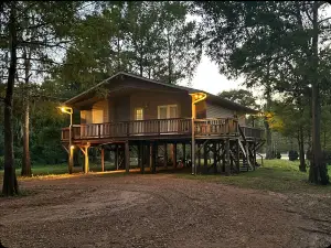 Cozy 2-bedroom cabin with WiFi, AC in tranquil Doyline