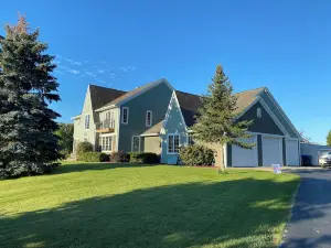 5 Bedroom 5 Bath Custom Home 17 Min from Lambeau with Hot Tub