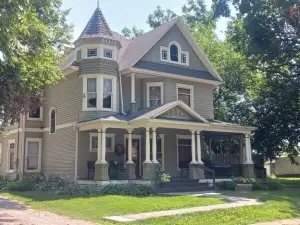 Sleeps 12…. 5 beds and a sofa sleeper. 20 min from West Des Moines..