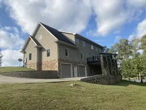 Beautiful lakefront home away from home.
