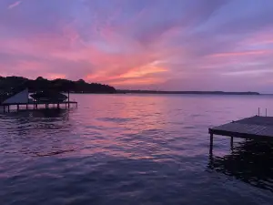 Beautiful Cedar Creek Lake Romantic Cottage Lakeside