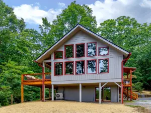 Mountain Getaway with Modern Kitchen and Deck - Spacious and Inviting Retreat