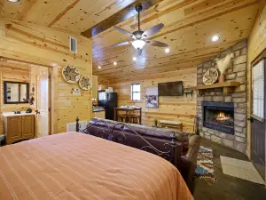 Cozy Living Area with Fireplace and Hot Tub - Charming Escape