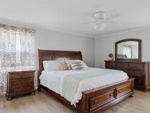 Year-Round Hot Tub and Outdoor Entertainment - Tranquil Retreat