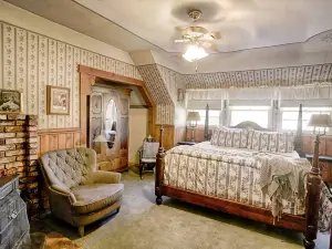 Gold Mountain Manor