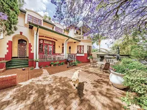 Amper Bo Guest House