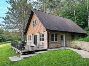 Cozy Cabin in the Woods near Wildcat State Park, Kickapoo River, & bike trail!