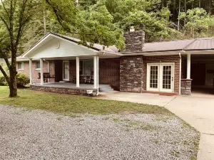 4 bedroom Trail House in Williamson, WV