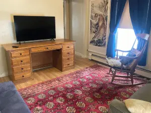 Charming 2nd floor lakeside townhome in brilliant Newport with WiFi. New listing