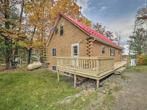 Lakefront Hawks Getaway - Fire Pit & Kayaks!