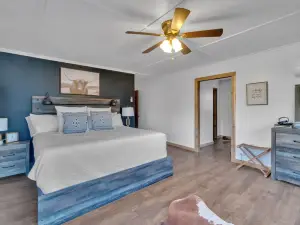 Renovated cabin with Jacuzzi 6 Acres on the river, family-friendly