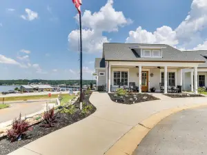 Greenwood Getaway พร้อมระเบียงที่ตกแต่งเต็มที่และวิวทะเลสาบ