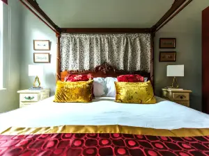 The Suite, 82 Cathedral, Private Parking