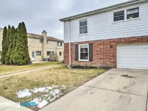 Arlington Heights Townhome 33 Mi to Chicago