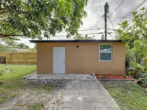 Pet-friendly Fort Lauderdale Home: 8 Mi to Beach!