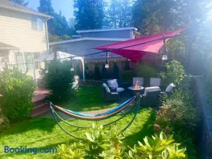 Entire House with Four Bedrooms, Hot Tub, BBQ, Private Backyard, Free WiFi and Parking, Near Seattle