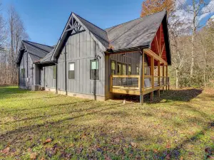 Walk to Nantahala Forest: Mtn-view Creekside Haven