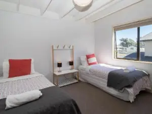 Aqua Vista on Arden - Beachfront Bach in Oakura